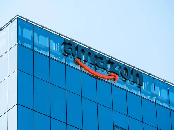 Bükreş, Romanya - 10.01.2021: Amazon logosu ve Bükreş 'teki genel merkez. Romanya 'daki Amazon ofisleri.