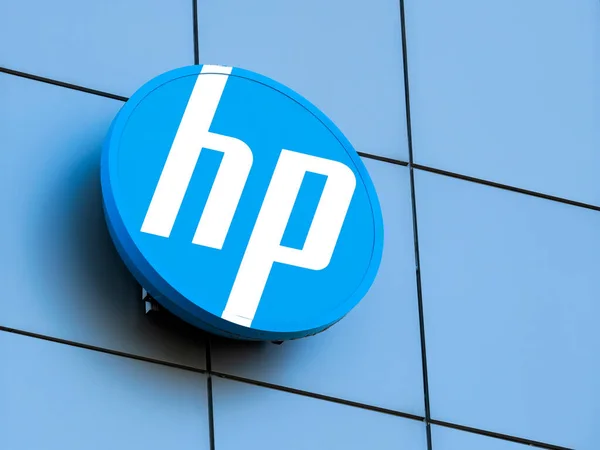 Bükreş, Romanya - 10.01.2021: Hewlett Packard logosu ve Bükreş 'teki bir ofis binasına imza attı.