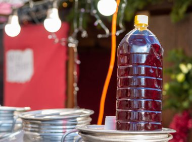 Bükreş 'teki bir Noel pazarında satılık ev yapımı kırmızı şarap şişesi.