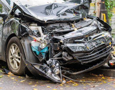 Bükreş, Romanya - 10.16.2021: Hyundai arabası bir kazaya karıştı. Çarpmış ve hasar görmüş Hyundai arabası.