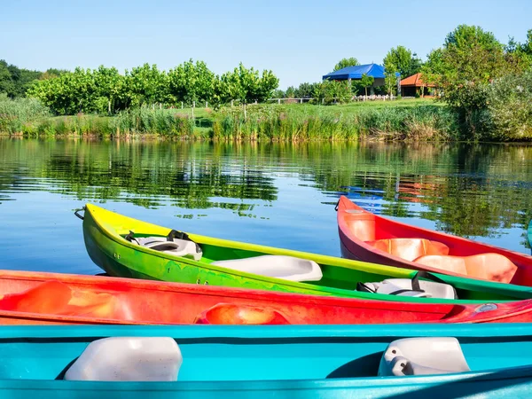 Los Colores Sientan Los Mejores Kayaks Barcos Para Alquilar Lago —  Fotos de Stock