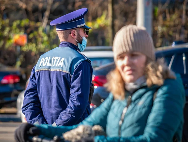 Bucarest Rumania 2021 Vista Trasera Oficial Policía Rumano Uniforme — Foto de Stock