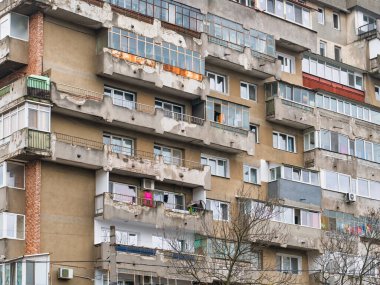 Bükreş 'teki mavi gökyüzüne karşı komünist dönemden kalma bir apartman binası. Çirkin geleneksel komünist konut topluluğu