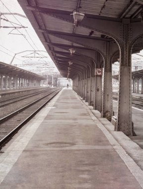 Boş bir tren istasyonu ya da sisli bir sabahta tren platformu olan kasvetli yalnız bir sahne..