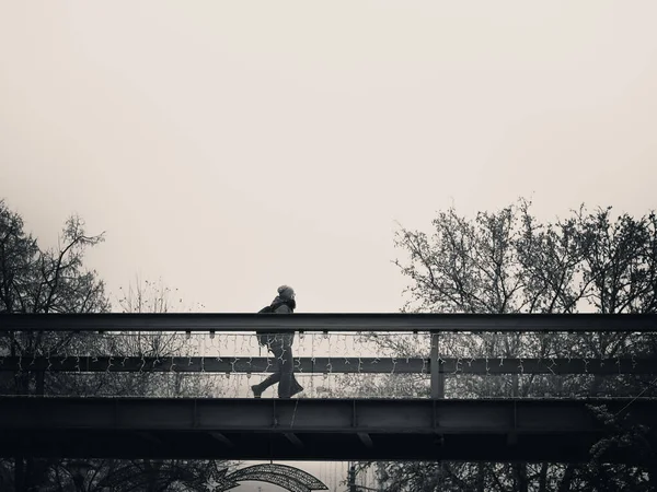 Mädchen Läuft Einem Dunklen Nebligen Tag Auf Einer Brücke Park — Stockfoto