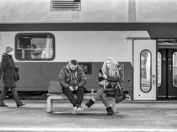 Bucarest Roumanie 2022 Deux Personnes Assises Sur Banc Attendant Train — Photo