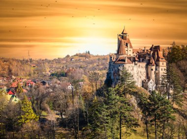 Bran, Romanya - 10.30.2021: Transilvanya 'daki Drakula Şatosu olarak bilinen ünlü ortaçağ Bran Şatosu