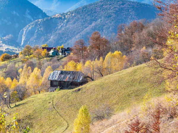 Rustykalny Krajobraz Opuszczonym Starym Drewnianym Domem Lub Schroniskiem Karpatach Rumunia — Zdjęcie stockowe