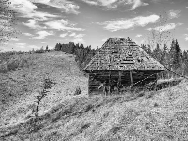 Rustikt Landskap Med Ett Övergivet Gammalt Trähus Eller Vindskydd Karpaterna — Stockfoto