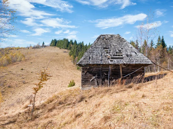 ルーマニアのカルパターン山脈に放棄された古い木造の家や避難所を持つ素朴な風景 秋の風景 — ストック写真