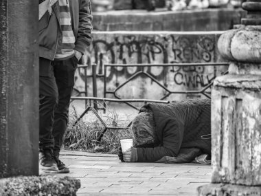 Yaşlı, yaşlı, yaşlı bir kadın. Yüzü kaldırımda yatıyordu. Romanya 'nın Bükreş şehir merkezinde dilenci