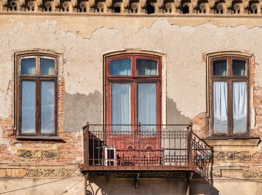 Bükreş 'in merkezindeki yıpranmış bir balkonun eski mimari ayrıntıları.