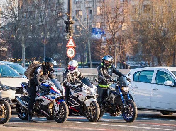 Bucarest Rumania 2022 Grupo Motociclistas Motocicletas Tráfico Esperando Semáforo — Foto de Stock