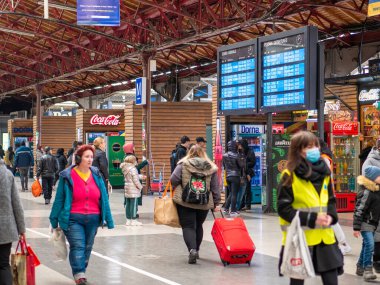 Bükreş, Romanya - 03.18.2022: Bükreş 'teki ana tren istasyonu olan Kuzey tren istasyonundaki (Gara de Nord) yolcularla yoğun bir gün..