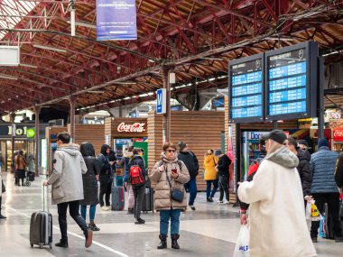 Bükreş, Romanya - 03.18.2022: Bükreş 'teki ana tren istasyonu olan Kuzey tren istasyonundaki (Gara de Nord) yolcularla yoğun bir gün..