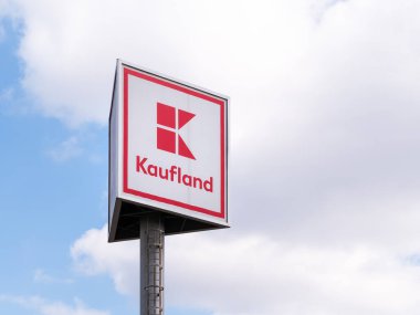 Bükreş, Romanya - 03.18.2022: Mavi gökyüzüne karşı bir tabela üzerinde Kaufland logosu. Kaufland, Schwarz Gruppe 'nin bir parçası olan Alman hipermarket zinciri.