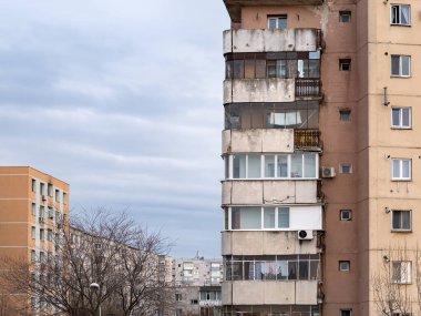 Bükreş 'teki mavi gökyüzüne karşı komünist dönemden kalma bir apartman binası. Çirkin geleneksel komünist konut topluluğu