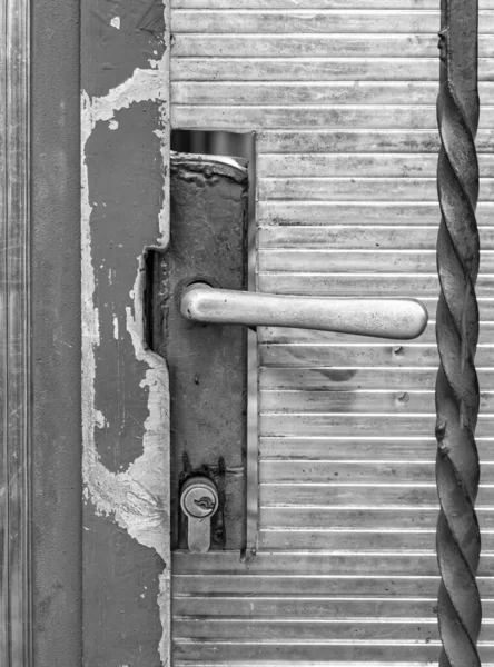 Immagine Monocromatica Con Una Vecchia Maniglia Una Porta Usurata Metallo — Foto Stock