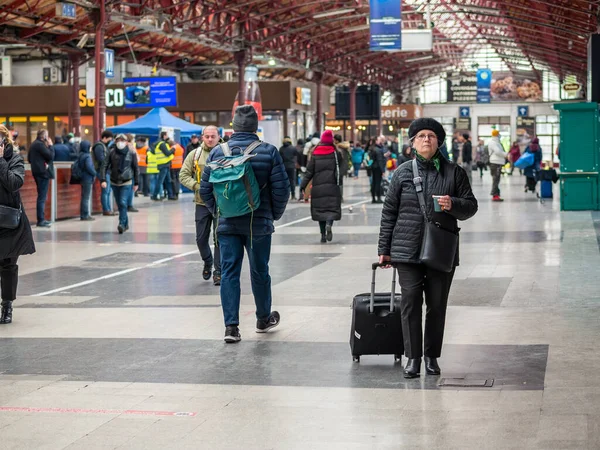 Bucareste Roménia 2022 Ocupado Dia Com Muitos Passageiros Estação Ferroviária — Fotografia de Stock