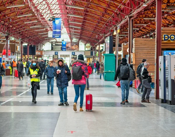 Bükreş, Romanya - 03.18.2022: Bükreş 'teki ana tren istasyonu olan Kuzey tren istasyonundaki (Gara de Nord) yolcularla yoğun bir gün..