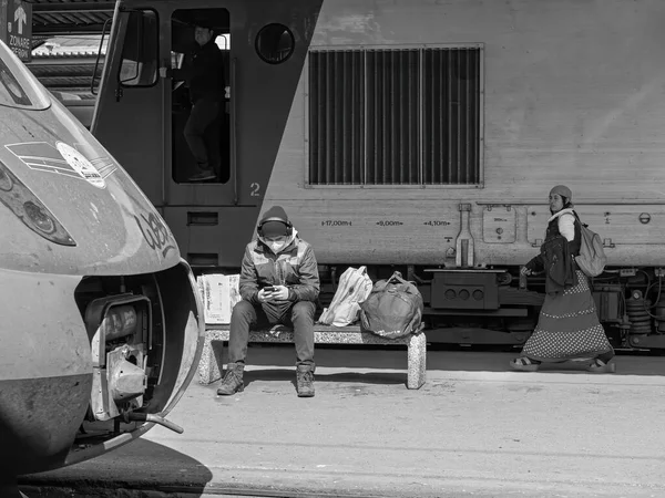 Bucharest Romania 2022 Man Railway Platform Siting Bench While Woman — Stock Photo, Image