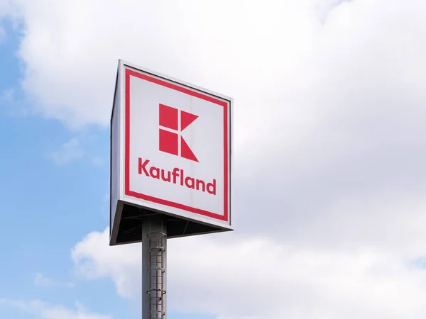 Bükreş, Romanya - 03.18.2022: Mavi gökyüzüne karşı bir tabela üzerinde Kaufland logosu. Kaufland, Schwarz Gruppe 'nin bir parçası olan Alman hipermarket zinciri.