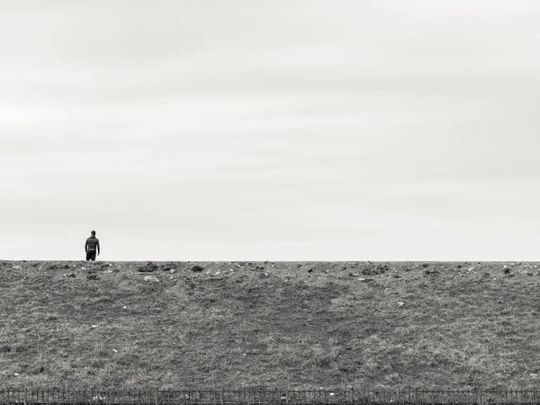Черно Белое Минималистское Фото Человека Стоящего Смотрящего Горизонт — стоковое фото