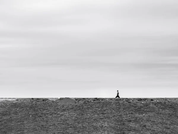 Zwart Wit Minimalistische Foto Van Mens Lopen Trainen — Stockfoto