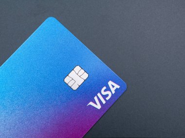 Bükreş, Romanya - 03.25.2022: Gri arka planda kredi veya banka kartı. Çevrimiçi elektronik ticaret kavramı