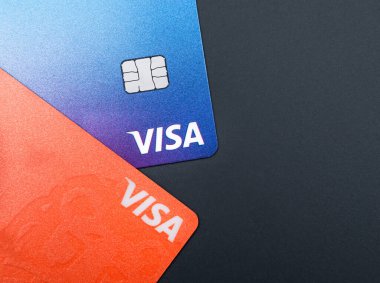 Bükreş, Romanya - 03.25.2022: Gri arkaplanda iki kredi kartı veya banka kartı. Çevrimiçi elektronik ticaret kavramı