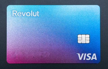Bükreş, Romanya - 03.25.2022: Visa Revolut bankası kredisi veya banka kartı ile kapatın .
