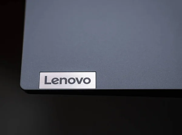 Bükreş, Romanya - 03.25.2022: Çinli teknoloji şirketi bir dizüstü bilgisayarda metalik logo