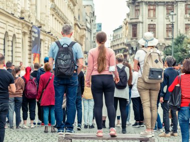 Romanya 'nın Bükreş kentindeki eski kasaba merkezinde düzenlenen sokak gösterisinde seyircilerle arka plan