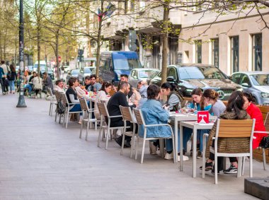 Bükreş, Romanya - 04.08.2022: Bükreş 'in eski şehir merkezinde insanların masalarda oturup yemek yediği veya içki içtiği şehir sahnesi.