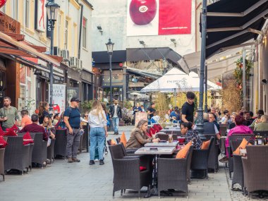 Bükreş, Romanya - 04.08.2022: Bükreş 'teki eski kent merkezinin sokaklarında çok sayıda insanla dolu bir hafta sonu..