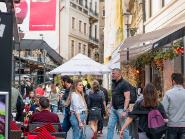 Bükreş, Romanya - 04.08.2022: Bükreş 'teki eski kent merkezinin sokaklarında çok sayıda insanla dolu bir hafta sonu..