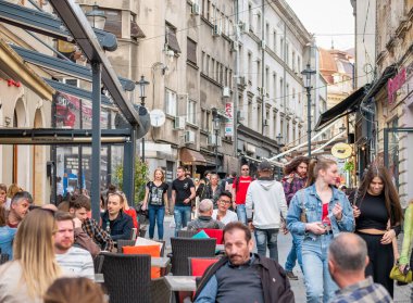 Bükreş, Romanya- 04.08.2022: Bükreş 'teki eski kasaba merkezinin sokaklarında çok sayıda insanla dolu bir hafta sonu.