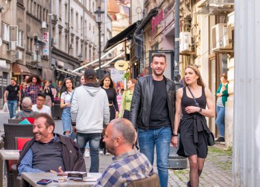 Bükreş, Romanya - 04.08.2022: Bükreş 'teki eski kent merkezinin sokaklarında çok sayıda insanla dolu bir hafta sonu..