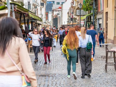 Bükreş / Romanya - 04.08.2022: Bükreş 'teki eski kent merkezinin sokaklarında çok sayıda insanla dolu bir hafta sonu..