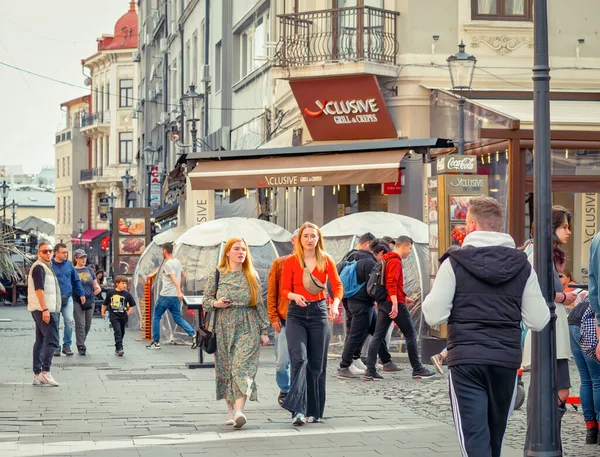Bükreş, Romanya - 04.08.2022: Bükreş 'teki eski kent merkezinin sokaklarında çok sayıda insanla dolu bir hafta sonu..