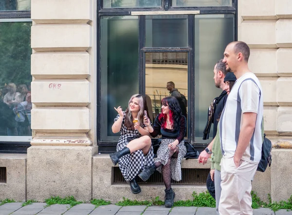 Bukarest Rumänien 2022 Zwei Attraktive Junge Mädchen Essen Eis Der — Stockfoto