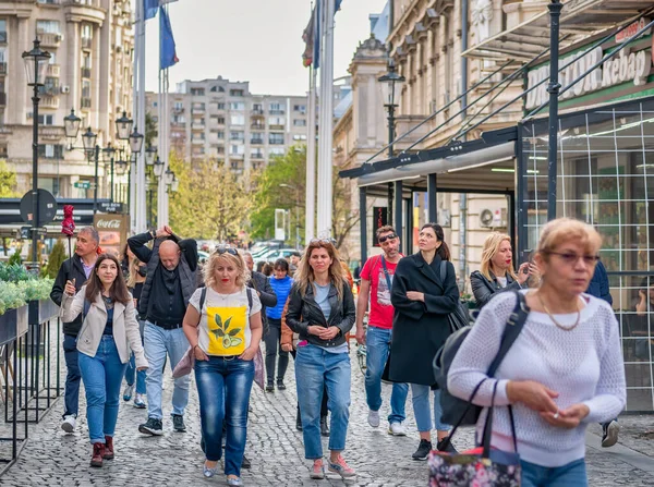 Bükreş, Romanya - 04,08,2022: Eski Bükreş şehir merkezini ziyaret eden bir grup yabancı turist
