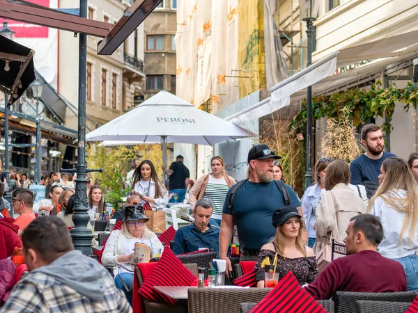 Bükreş, Romanya - 04.08.2022: Bükreş 'teki eski kent merkezinin sokaklarında çok sayıda insanla dolu bir hafta sonu..