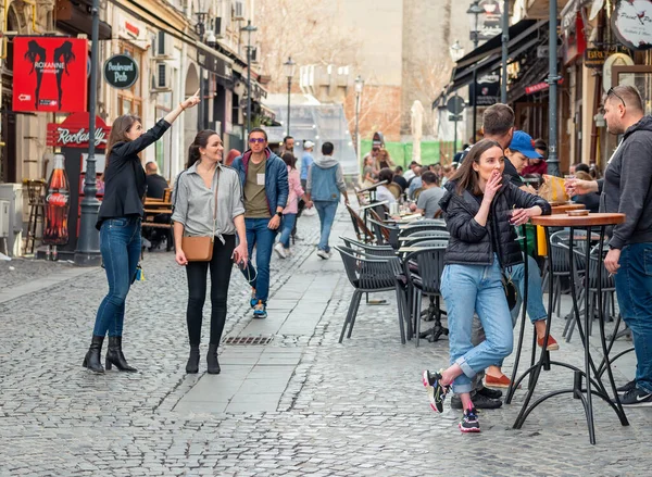 Bükreş, Romanya - 04.08.2022: Bükreş 'teki eski kent merkezinin sokaklarında çok sayıda insanla dolu bir hafta sonu..