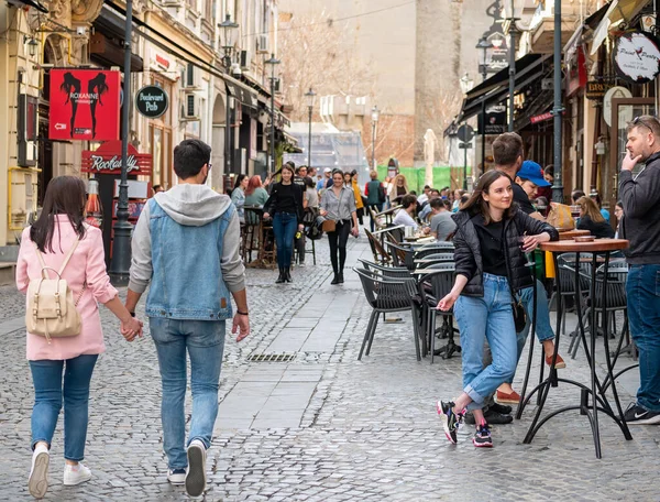 Bükreş, Romanya - 04.08.2022: Bükreş 'teki eski kent merkezinin sokaklarında çok sayıda insanla dolu bir hafta sonu..