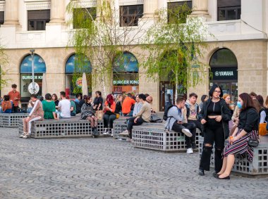 Bükreş, Romanya - 04,08,2022: Çok sayıda genç ve asi genç Bükreş 'teki Üniversite Meydanı' nda bir araya geldi