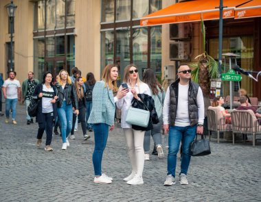 Bükreş, Romanya - 04.08.2022: Bükreş 'teki eski kent merkezinin sokaklarında çok sayıda insanla dolu bir hafta sonu..