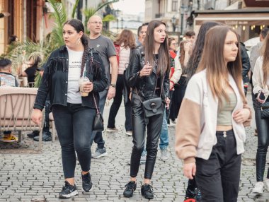 Bükreş, Romanya - 04.08.2022: Bükreş 'teki eski kent merkezinin sokaklarında çok sayıda insanla dolu bir hafta sonu..