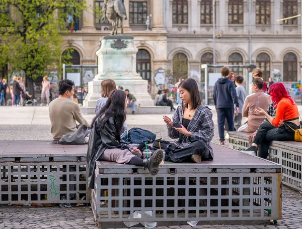 Bükreş, Romanya - 04,08,2022: Çok sayıda genç ve asi genç Bükreş 'teki Üniversite Meydanı' nda bir araya geldi