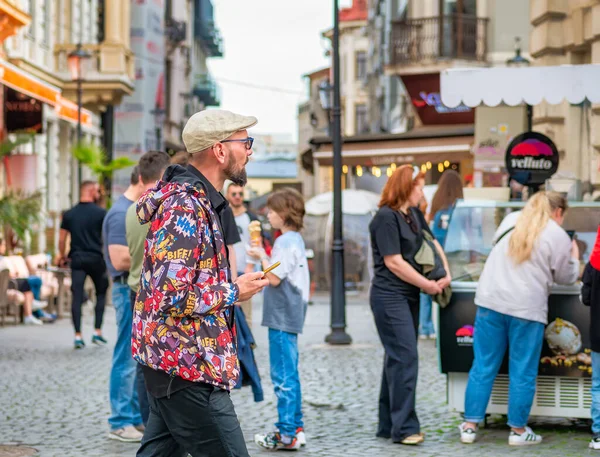 Bükreş, Romanya - 04.08.2022: Bükreş 'teki eski kent merkezinin sokaklarında çok sayıda insanla dolu bir hafta sonu..